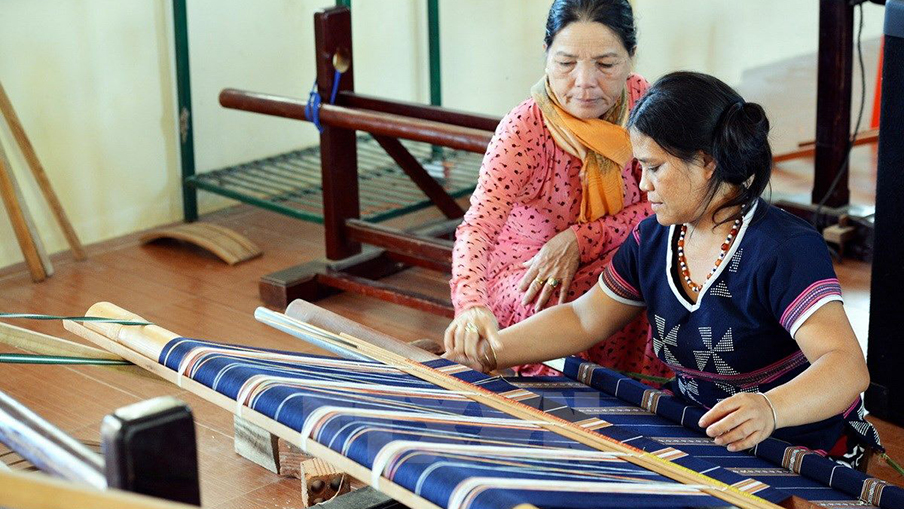 Làng Châu Phong nổi tiếng với nghề dệt thổ cẩm