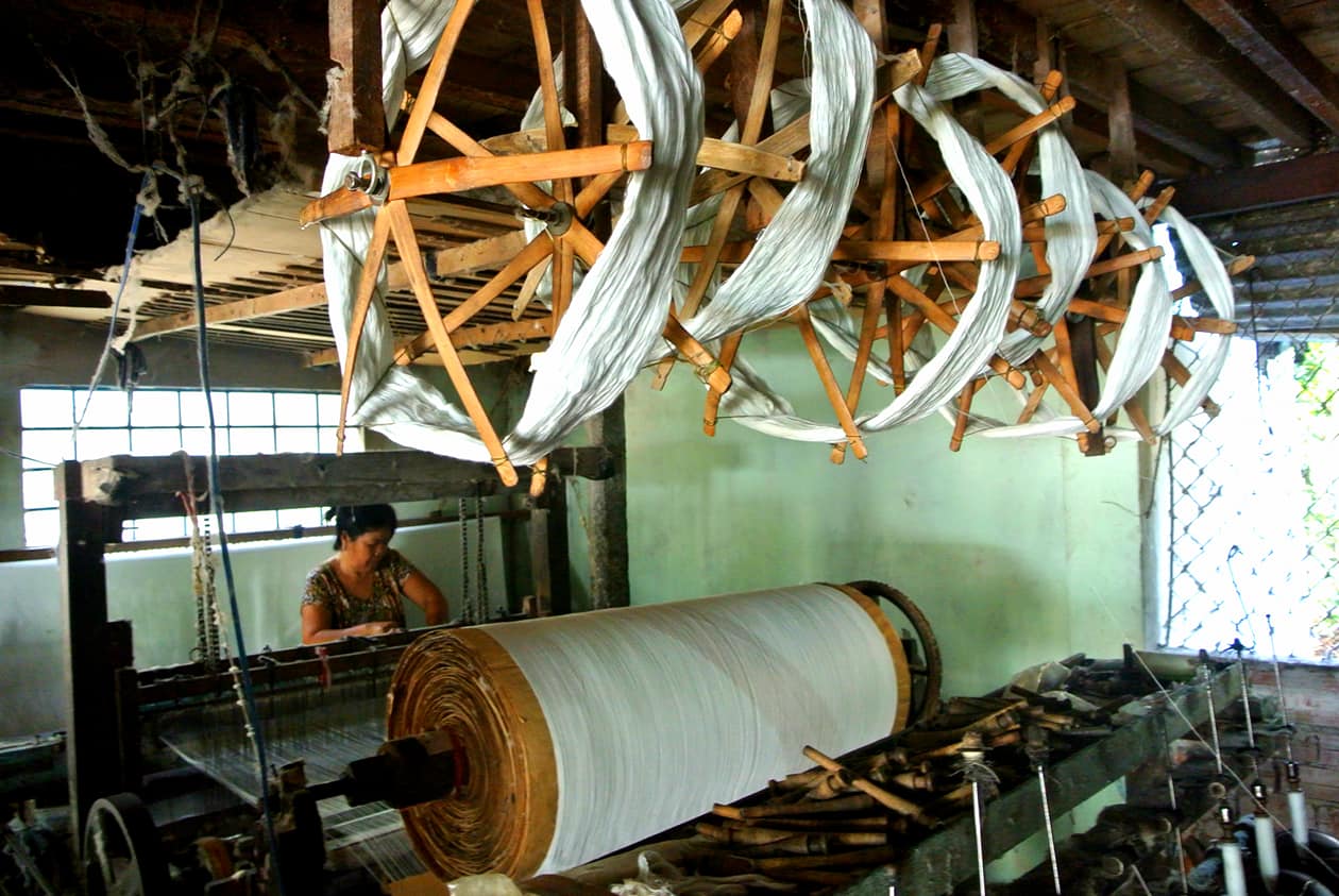 Sản xuất khăn rằn thủ công được thay thế bằng dệt công nghiệp