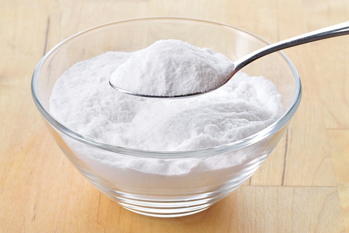 Dùng nước ấm và baking soda để làm sạch nấm