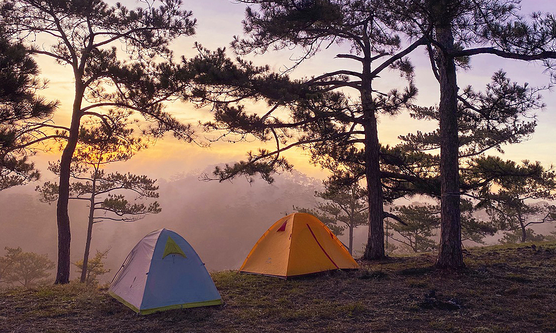 Cắm trại là hình thức du lịch mạo hiểm nhưng được khá nhiều bạn trẻ yêu thích