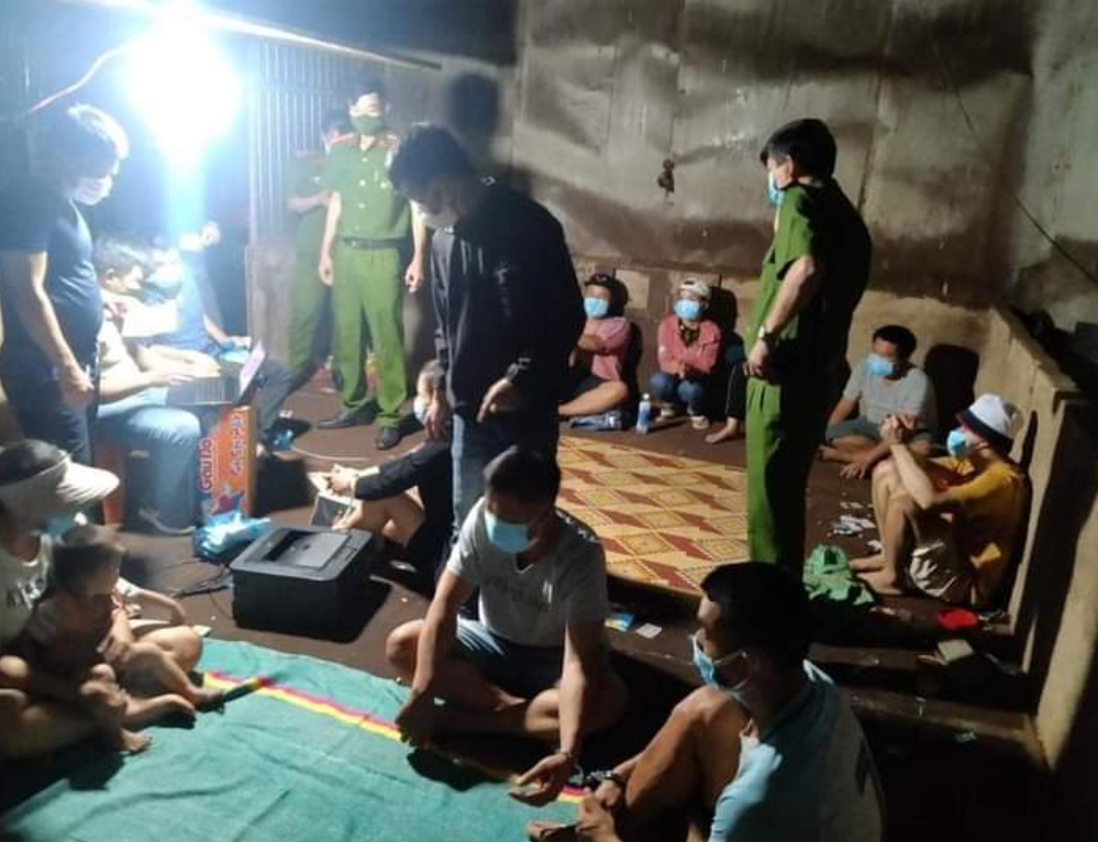 Tạm giữ 12 đối tượng có hành vi đánh bạc tại Đắk Lắk